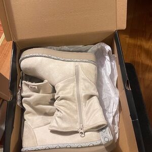 Muk Luks Essentials Black and Red Box